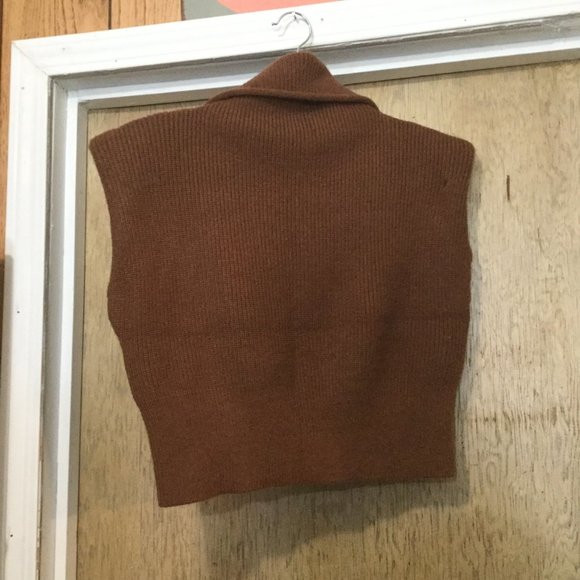 NWT Cropped cowlneck knit sleeveless sweater that has shoulder pads - Picture 4 of 5